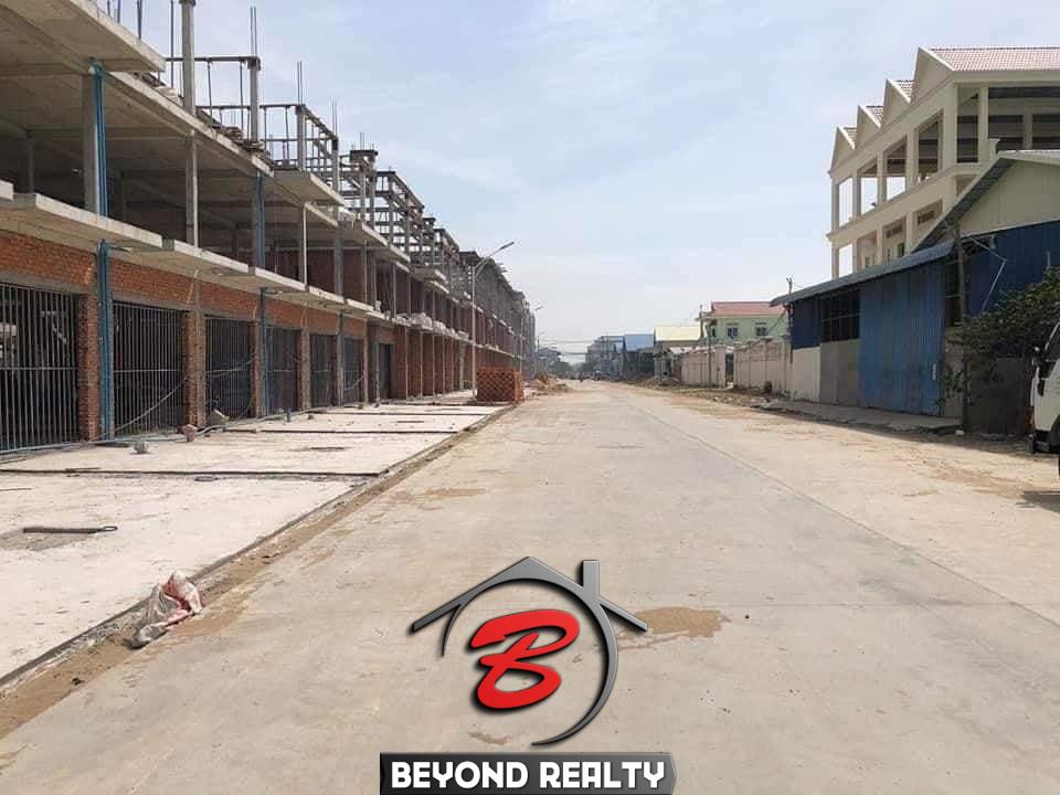 the road in front of the warehouse for rent in Sen Sok in Phnom Penh