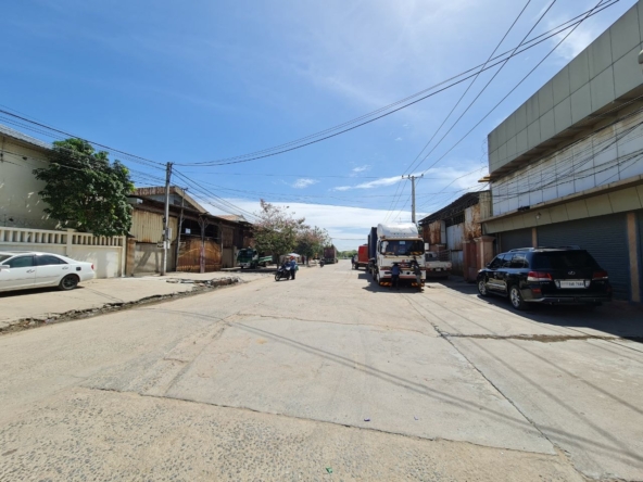 the road in front of the warehouse for rent in Mean Chey in Phnom Penh