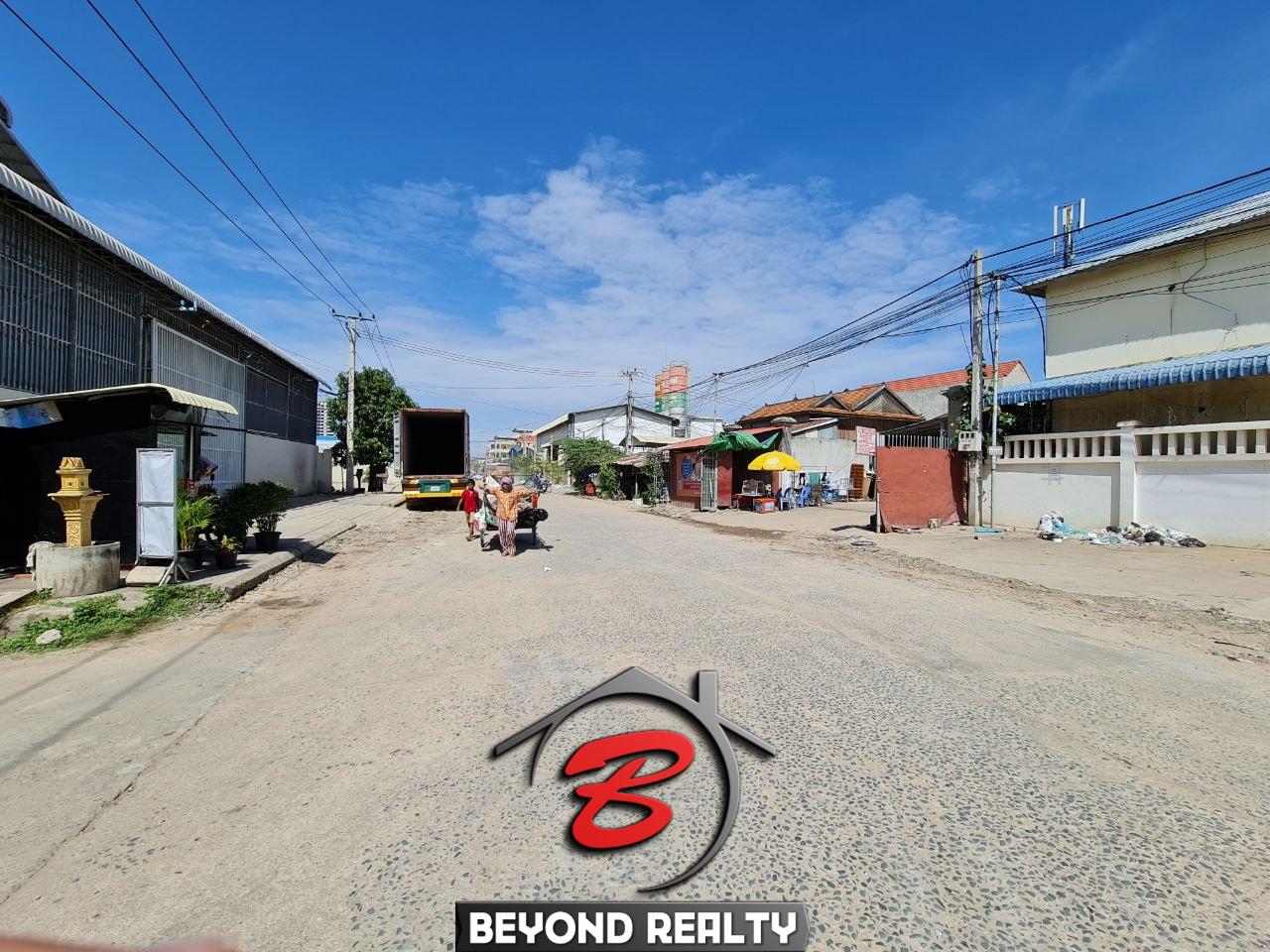 the road in front of the warehouse for rent in Mean Chey in Phnom Penh