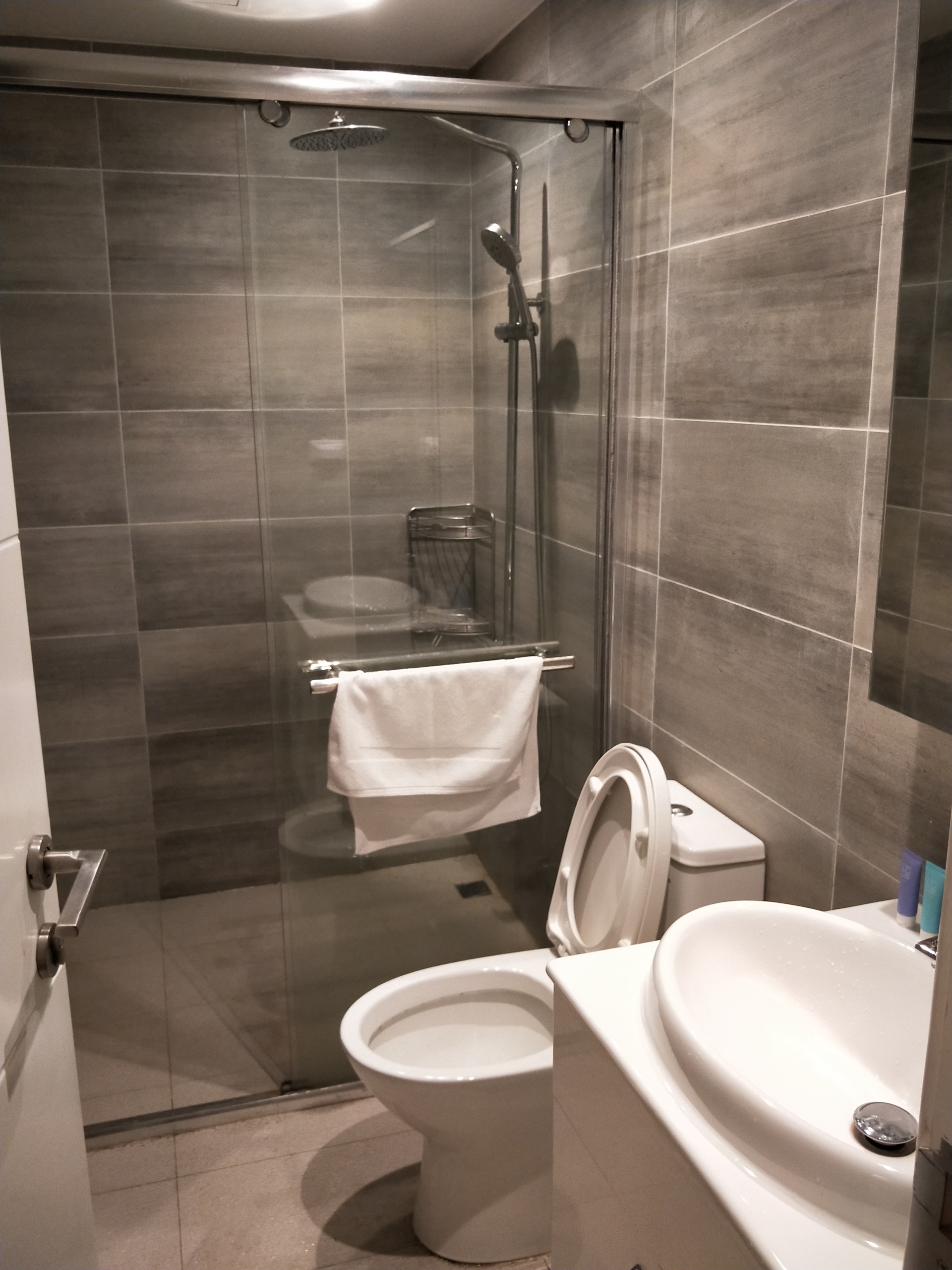 the bathroom of the 1-bedroom serviced apartment for rent in BKK1 in Phnom Penh