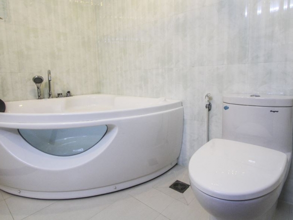 the jakuzzi of the 1-bedroom luxury spacious serviced apartment for rent in BKK1 in Phnom Penh in Cambodia