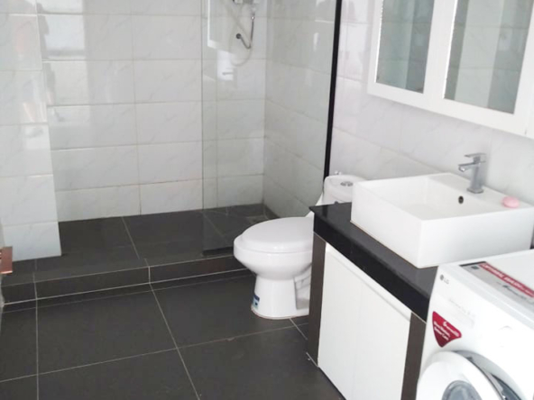 the bathroom of the 1-bedroom condo for rent in Sangkat 4 in Sihanoukville