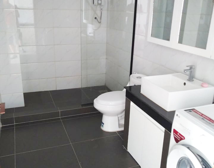 the bathroom of the 1-bedroom condo for rent in Sangkat 4 in Sihanoukville
