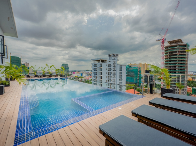 the swimming pool of the luxury serviced apartment for rent in BKK1 in Phnom Penh