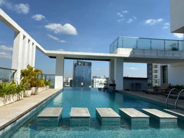the swimming pool of the luxury condo flat for rent in Boeng Raing Daun Penh Phnom Penh riverside