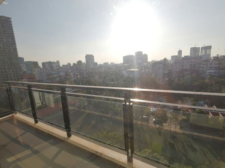 the balcony of the 2br luxury condo flat for rent in Boeng Raing Daun Penh Phnom Penh riverside